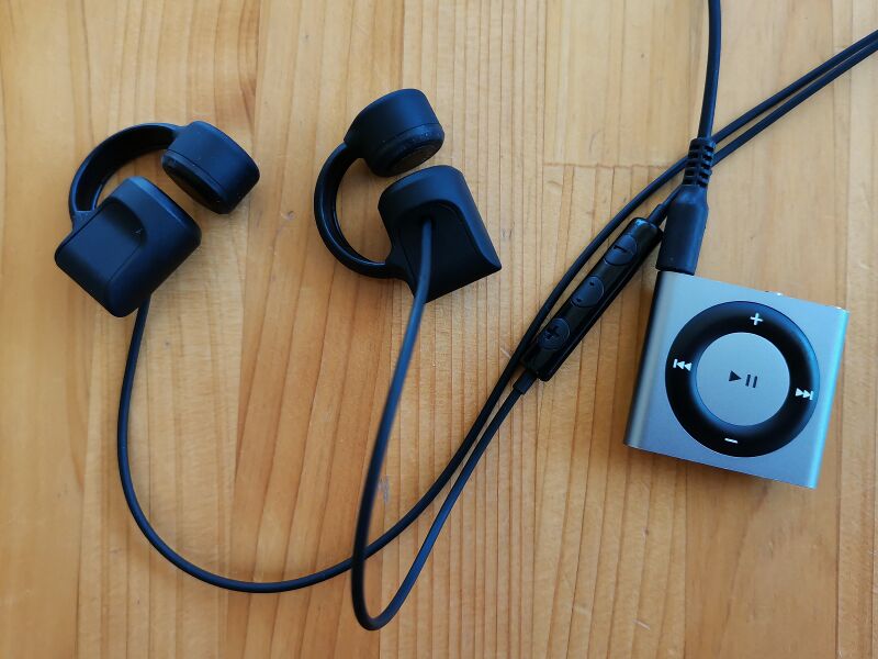 ファイル:EarsOpen PEACE Black iPod Shuffle.jpg