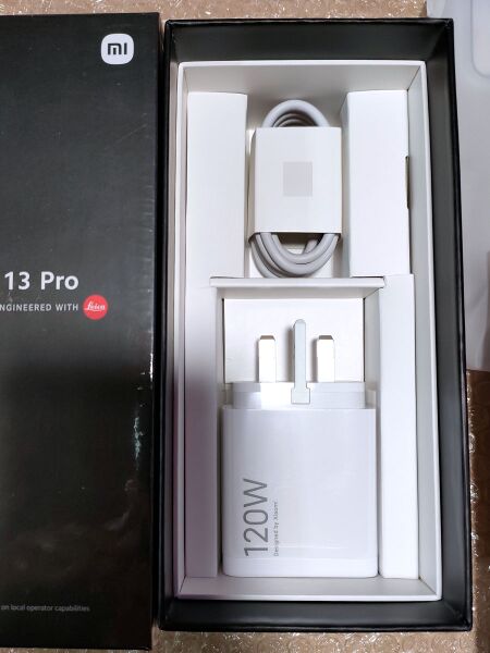 ファイル:Xiaomi13Pro global charger.jpg