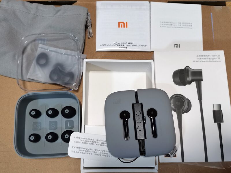 ファイル:Xiaomi noise-canceling-earphones accessories.jpg